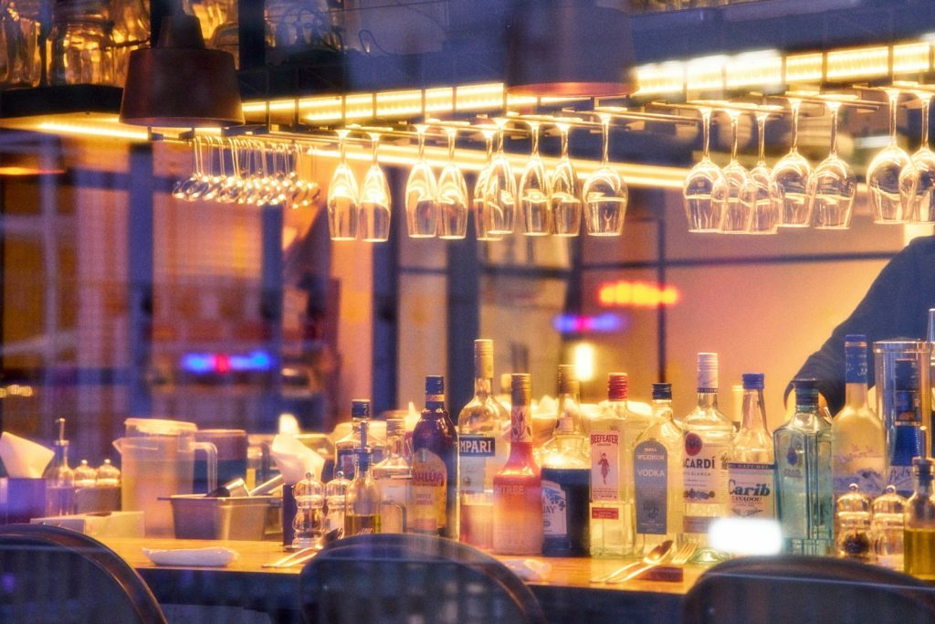 Spirituosenflaschen und Gläser auf Bar-Tresen