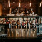 Auswahl an Spirituosenflaschen für Cocktail-Specials