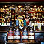 Whiskeyflaschen auf dem Bar-Tresen